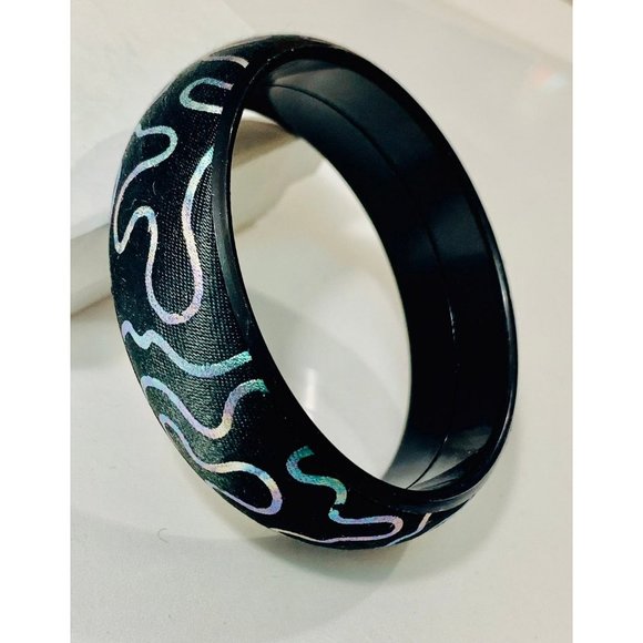 Iridescent Scribbled Bangle Bracelet - Picture 3 of 5